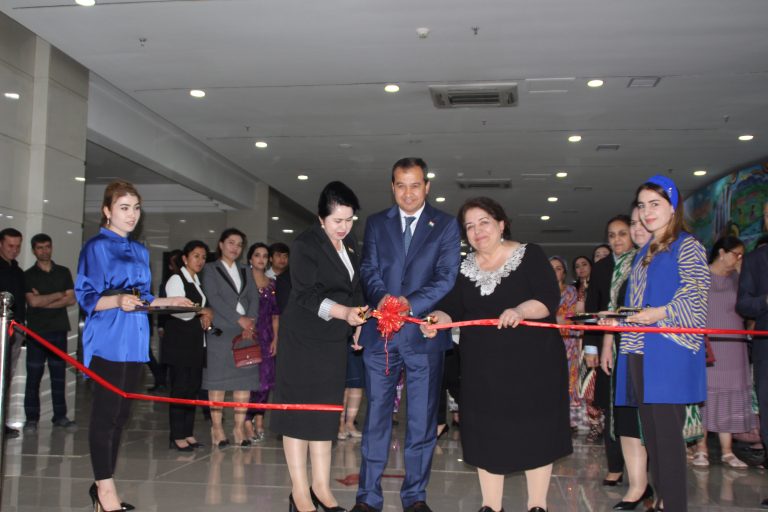 Баргузории намоиш ва конференсияи илмӣ-ҷумҳуриявӣ дар мавзуи «Дастовардҳои илмии олимаҳои тоҷик дар солҳои соҳибистиқлолии Ҷумҳурии Тоҷикистон»