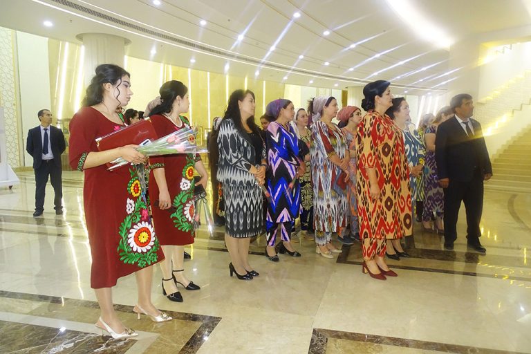 Ифтитоҳи намоиши “Чеҳраи Зан-Модар дар асарҳои рассомон”