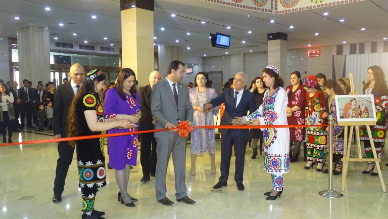 Дар Осорхонаи миллии Тоҷикистон намоиши фарҳангӣ-фароғатии “Сад ранги чакан” ифтитоҳ гардид.