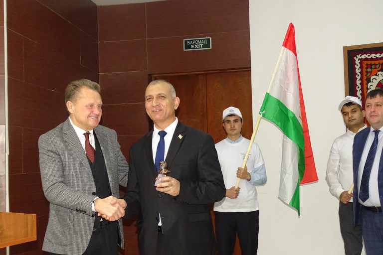 Маросими тақдими Парчами давлатии Ҷумҳурии Тоҷикистон ба Осорхонаи миллӣ