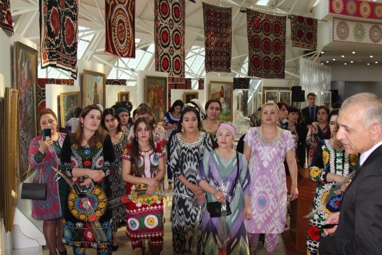 Бахшида ба “Рӯзи Модар” дар доираи намоиши “Инъикоси чеҳраи зан-модар дар ёдгориҳои Осорхонаи миллии Тоҷикистон” чорабинии фарҳангӣ-фароғатӣ баргузор гардид